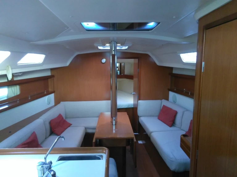 Sailboat hire in Achilleio - Bénéteau Oceanis 34