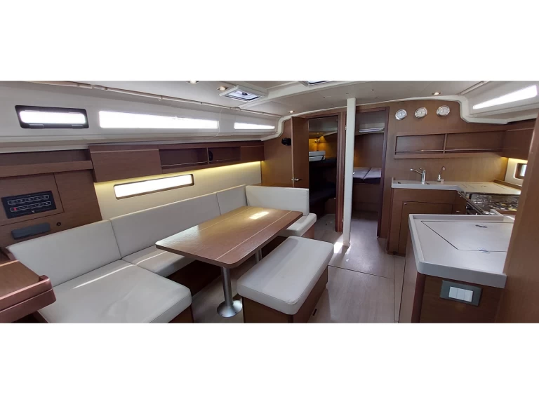 Sailboat hire in Olbia - Bénéteau Oceanis 40.1