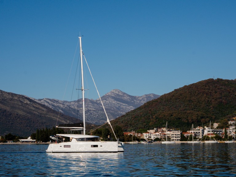 Hire Catamaran Lagoon with a boat licence