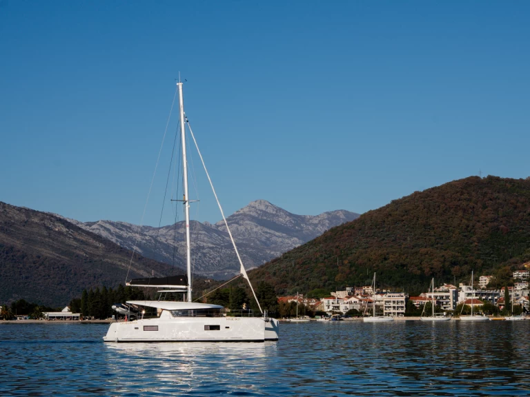 Hire Catamaran Lagoon with a boat licence