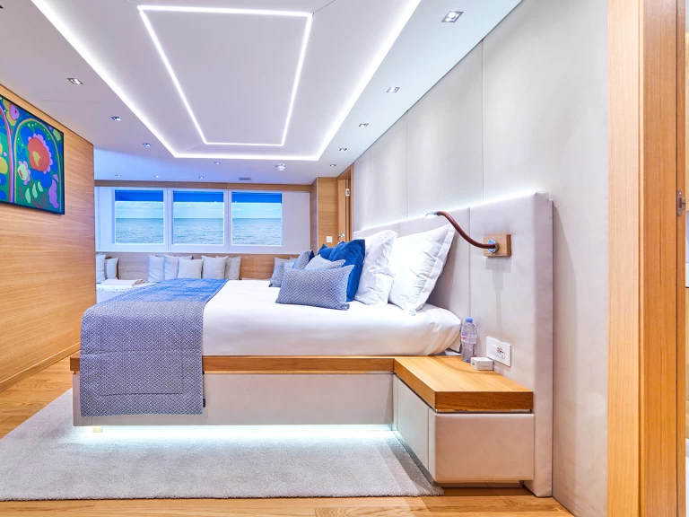 Hire Luxury Yacht  with a boat licence