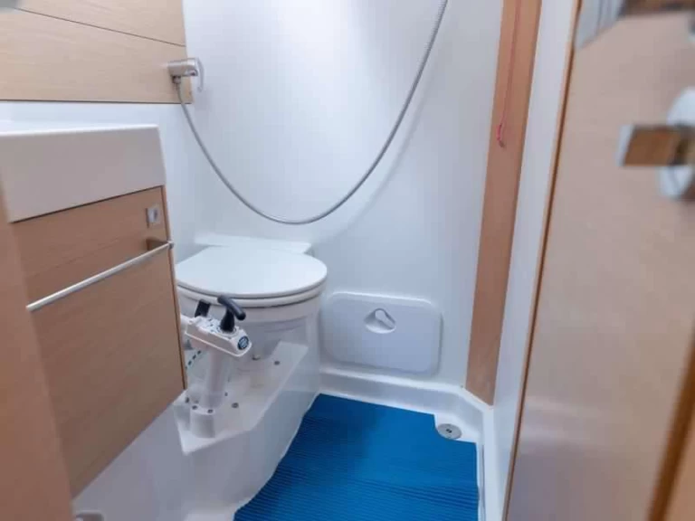 Hire Sailboat Jeanneau with a boat licence