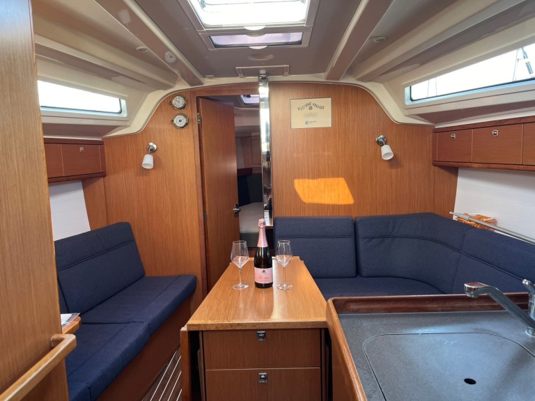 Sailboat to hire Drage at the best price