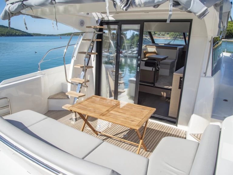 Hire a Jeanneau Prestige 420 Fly - 2 cab. Pula