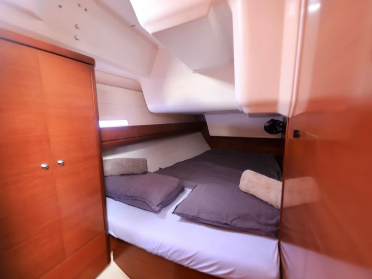 Charter a Dufour Dufour 405 Grand Large in Uturoa on Samboat