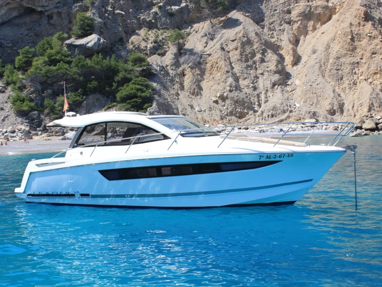 Hire Motorboat Jeanneau with a boat licence