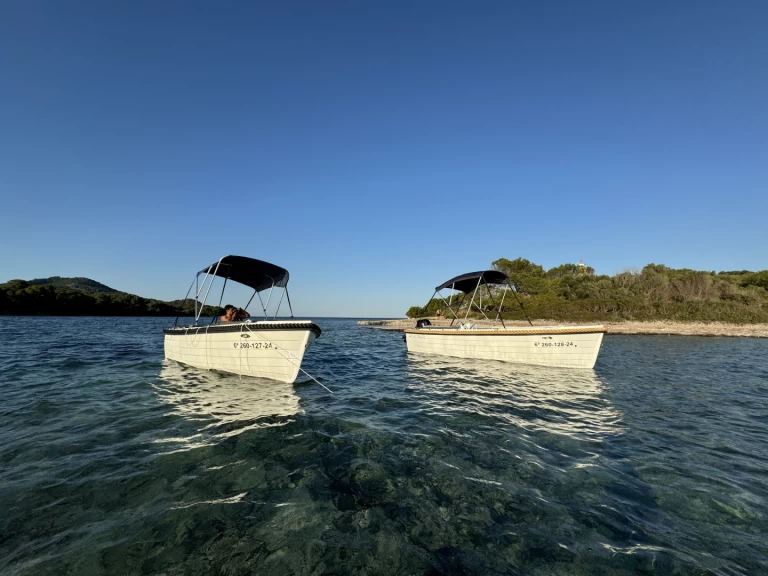 Hire Motorboat Silver with a boat licence