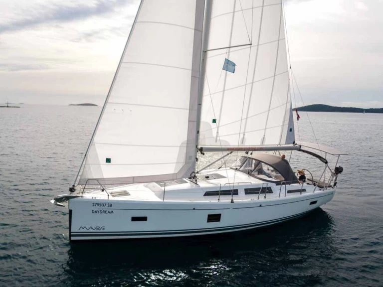 Sailboat to hire Hyères at the best price