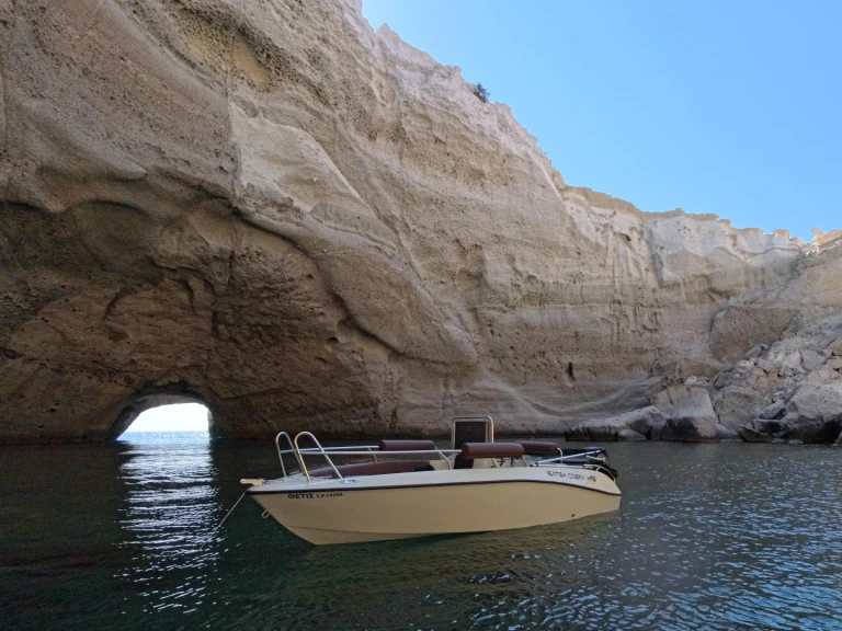 Yacht hire Mílos cheap COBRA 495