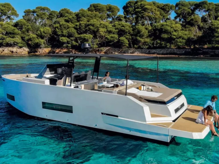 Charter a De Antonio D42 in Alyki on Samboat