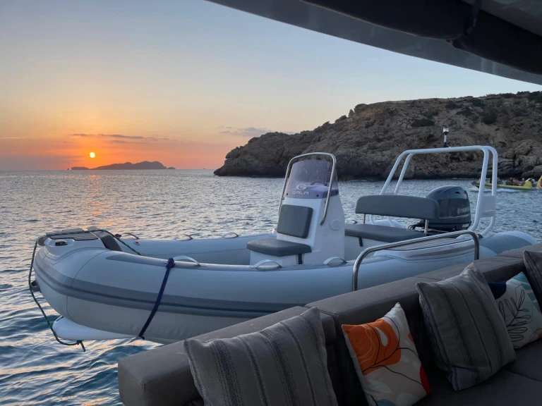 Hire Catamaran Lagoon with a boat licence