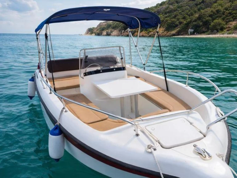 Hire Motorboat Mareti with a boat licence