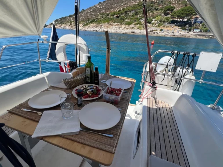 Charter a Jeanneau Sun Fast 32i in Santa-Maria-Poggio on Samboat