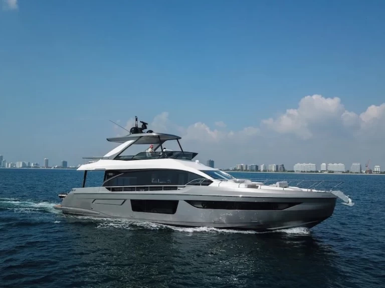 Charter a Azimut Azimut 68 Fly in Miami on Samboat