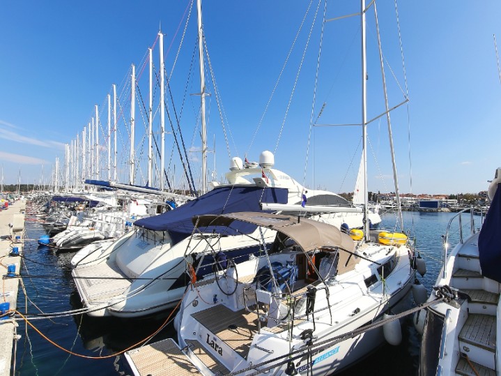 Charter a Bavaria Cruiser 34 in Zadar on Samboat