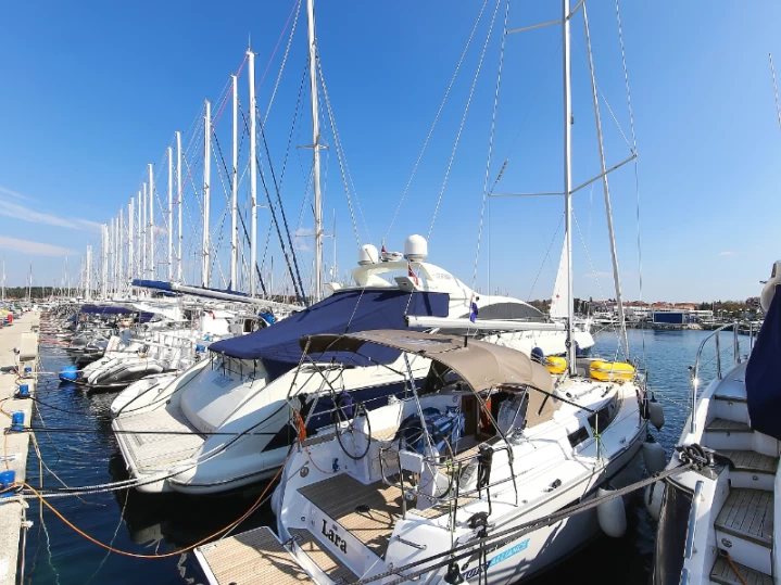 Charter a Bavaria Cruiser 34 in Zadar on Samboat
