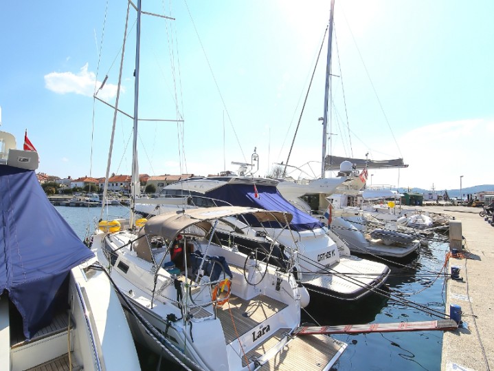 Hire Sailboat with or without skipper Bavaria Zadar