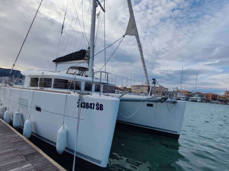 Hire a Lagoon Lagoon 400 S2 Lefkáda
