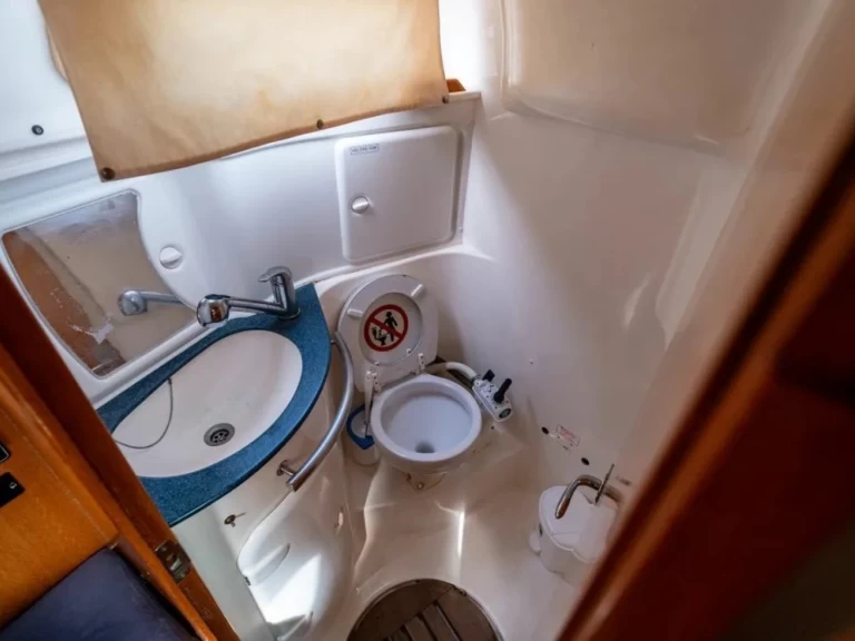 Hire a Bavaria Bavaria 30 Cruiser Pálairos