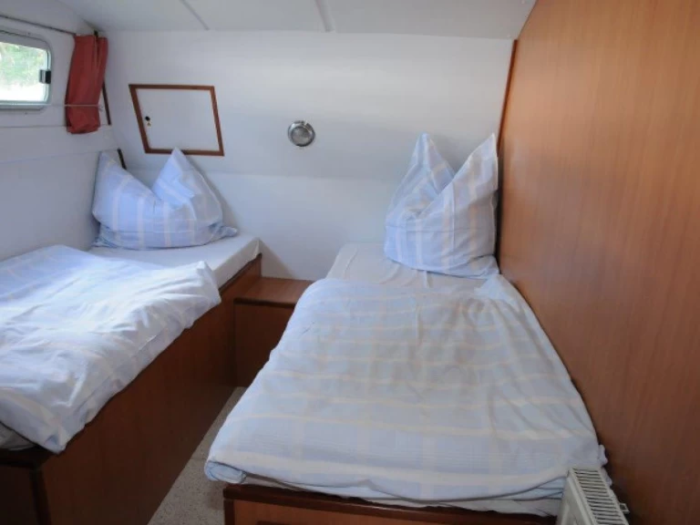 Hire Motorboat  with a boat licence