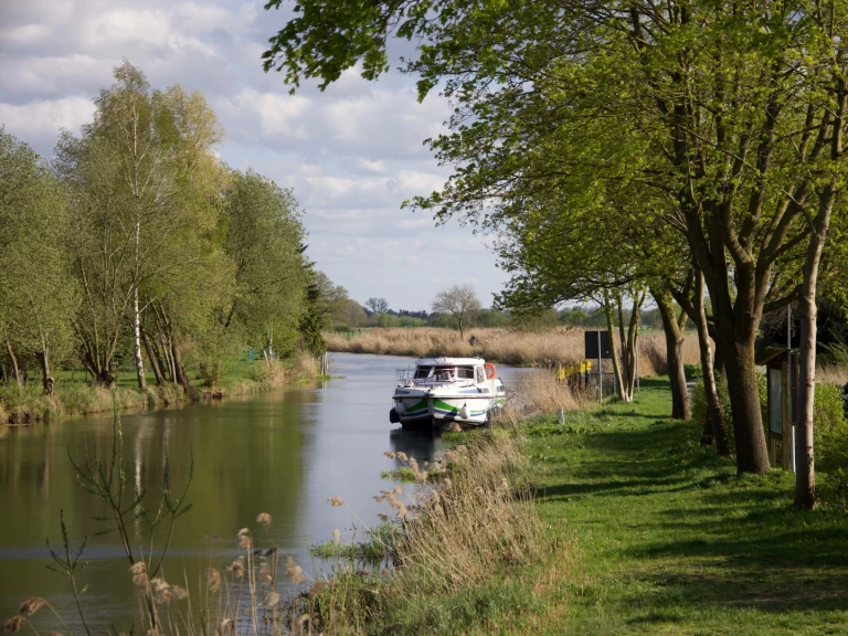 Charter a  Tarpon 37 DP in Lübz on Samboat