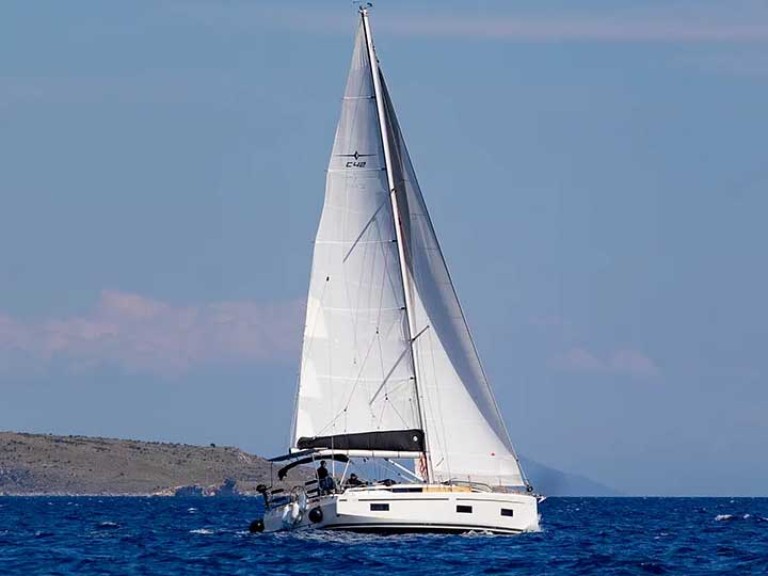 Charter a Bavaria Bavaria C42 in Nikiána on Samboat