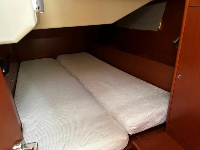 Bénéteau Oceanis 41.1 charter bareboat or skippered in  Lefkáda