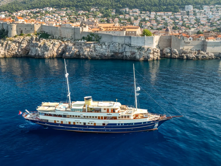 Hire Luxury Yacht  with a boat licence