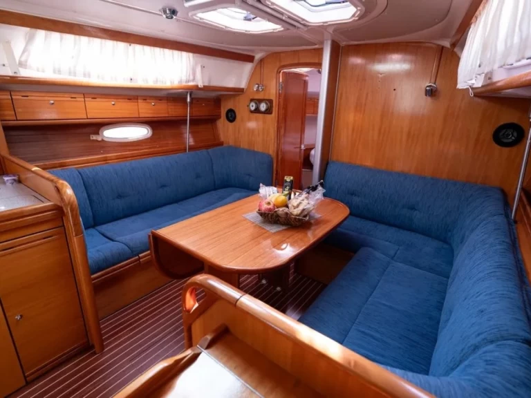 Charter a Bavaria Bavaria 38 in Pálairos on Samboat