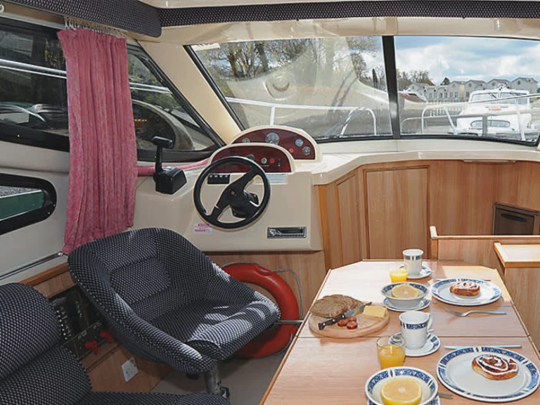 Hire Motorboat Le Boat with a boat licence