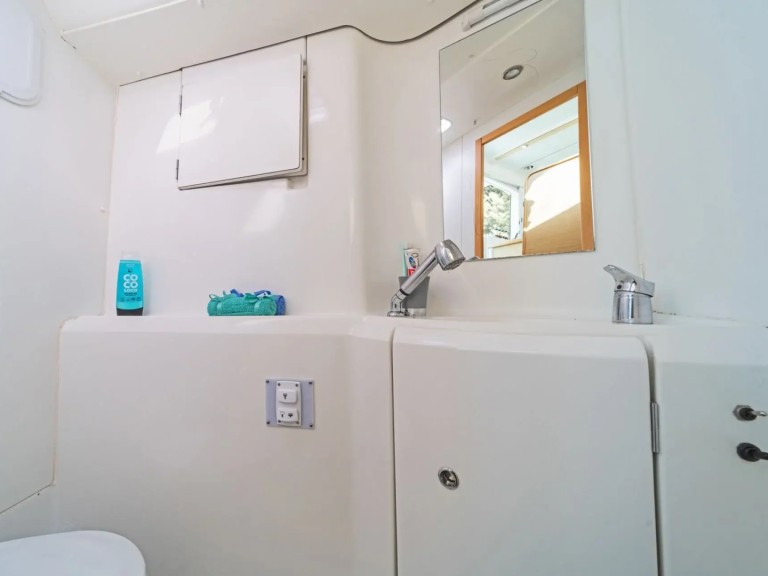 Hire Catamaran Lagoon with a boat licence