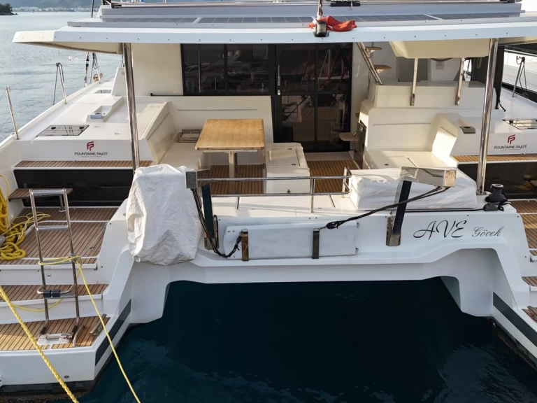 Hire Catamaran Fountaine Pajot with a boat licence