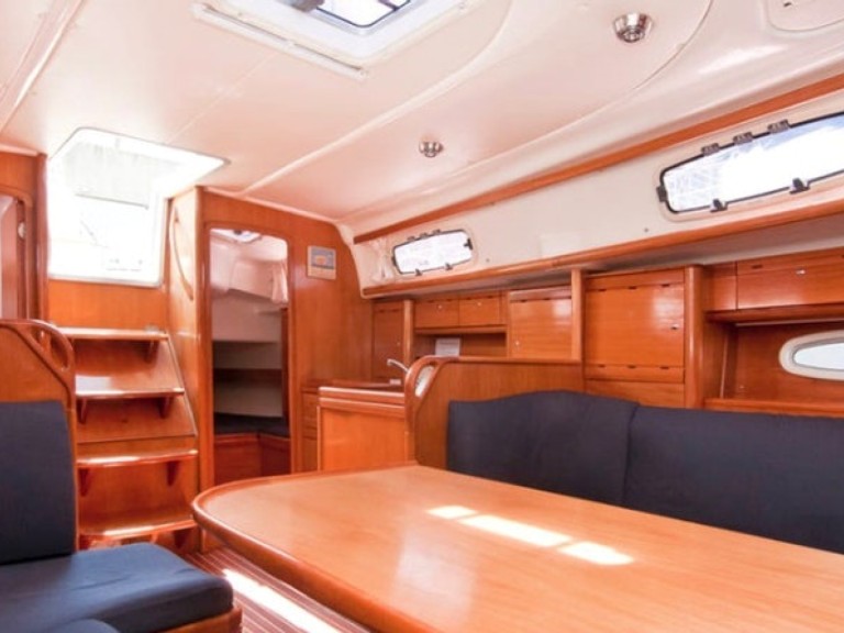 Charter a Bavaria Bavaria 37 in Nikiána on Samboat