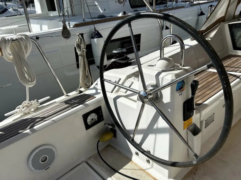 Hire a Bénéteau Oceanis 41.1 Lefkáda