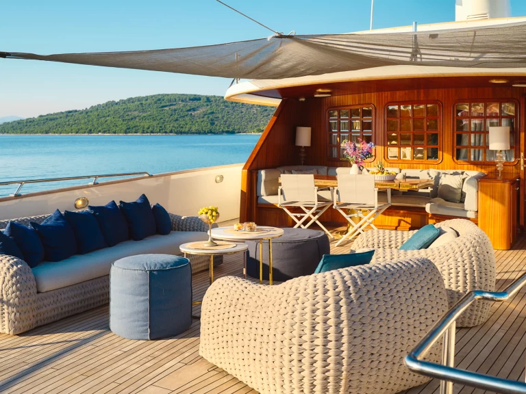 Hire Luxury Yacht Benetti with a boat licence