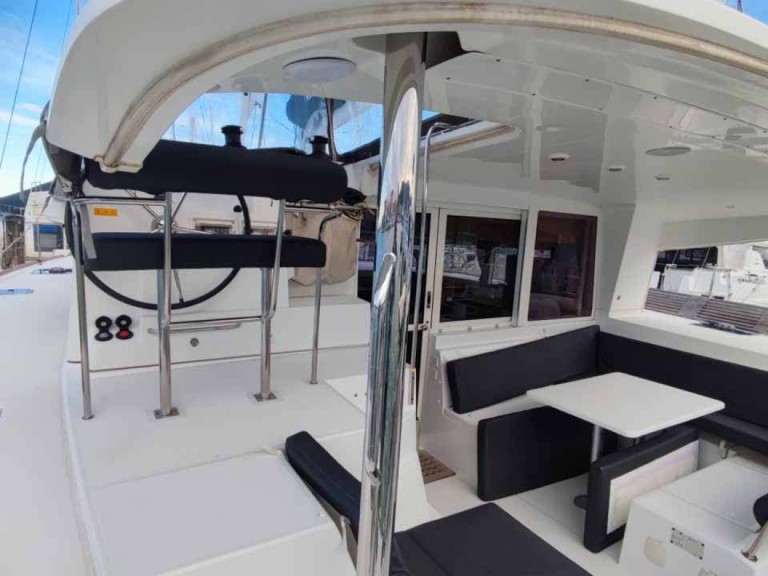 Charter a Lagoon Lagoon 400 S2 in Lefkáda on Samboat