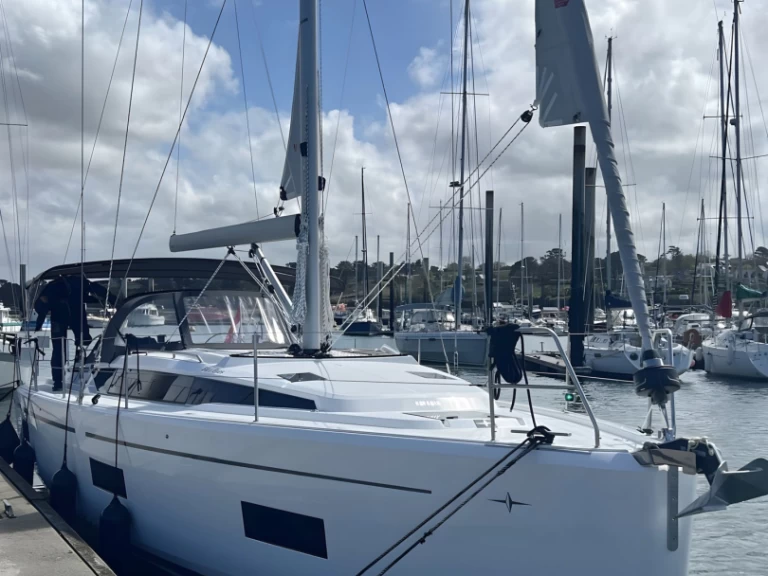 Charter a Bavaria Bavaria C42 in Palma de Mallorca on Samboat