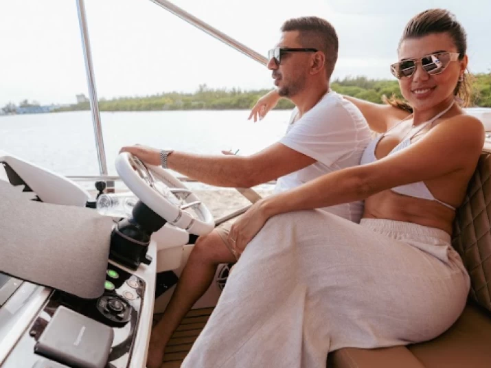 Yacht hire Miami Beach cheap Manhattan 70