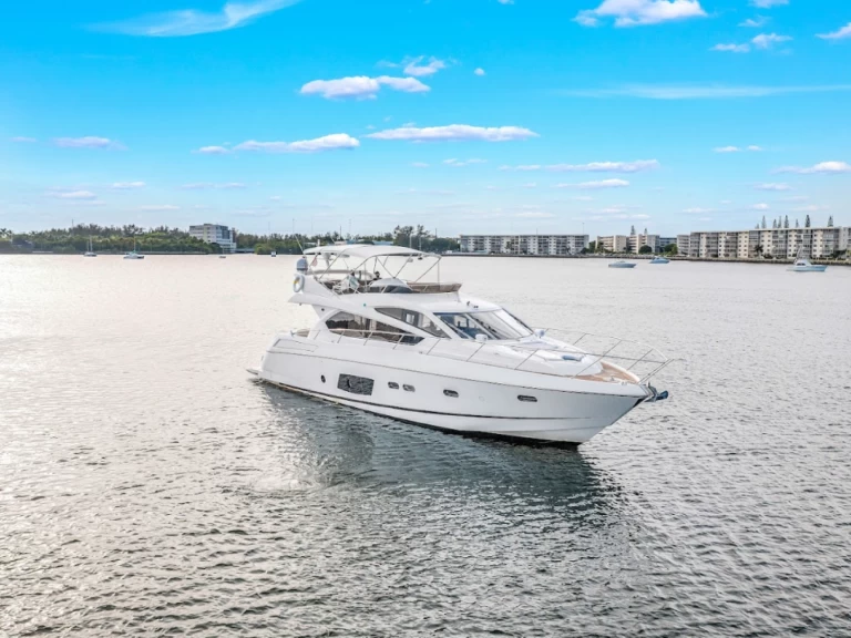 Hire Luxury Yacht with or without skipper Sunseeker Miami Beach