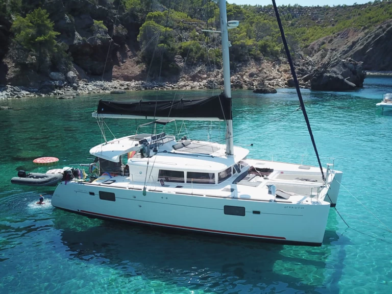 Hire Catamaran Lagoon with a boat licence