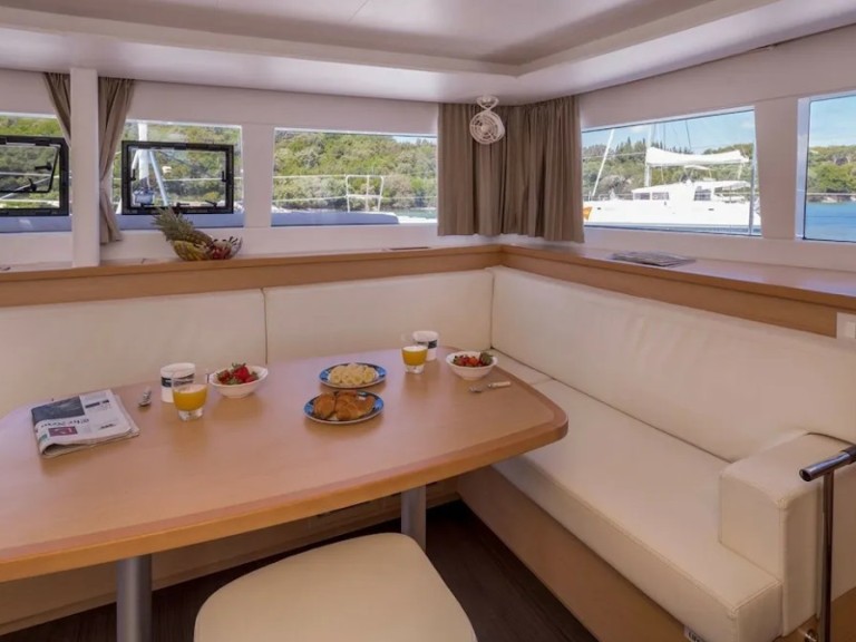 Hire Catamaran Lagoon with a boat licence