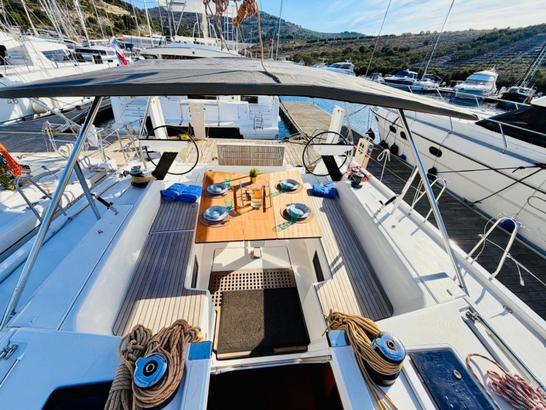 Yacht hire Primošten cheap Dufour 530