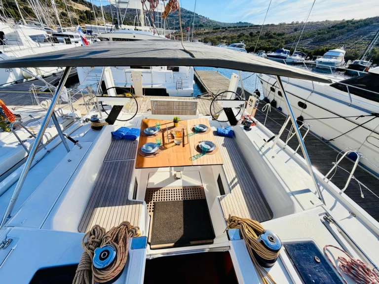 Yacht hire Primošten cheap Dufour 530