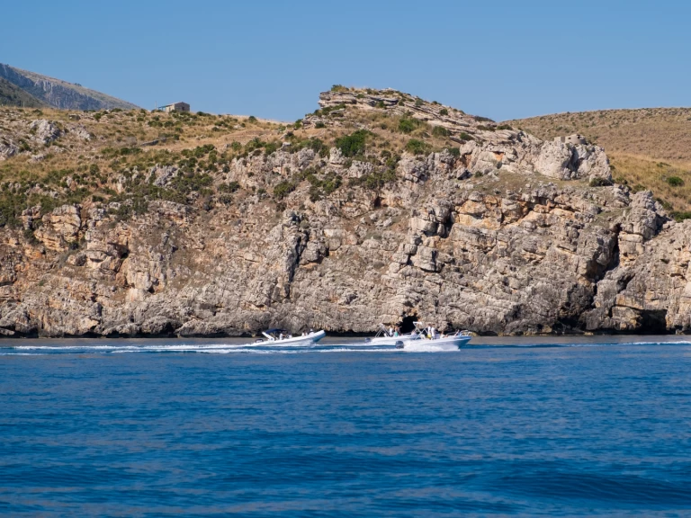 Hire Motorboat bluline cantiere tancredi with a boat licence