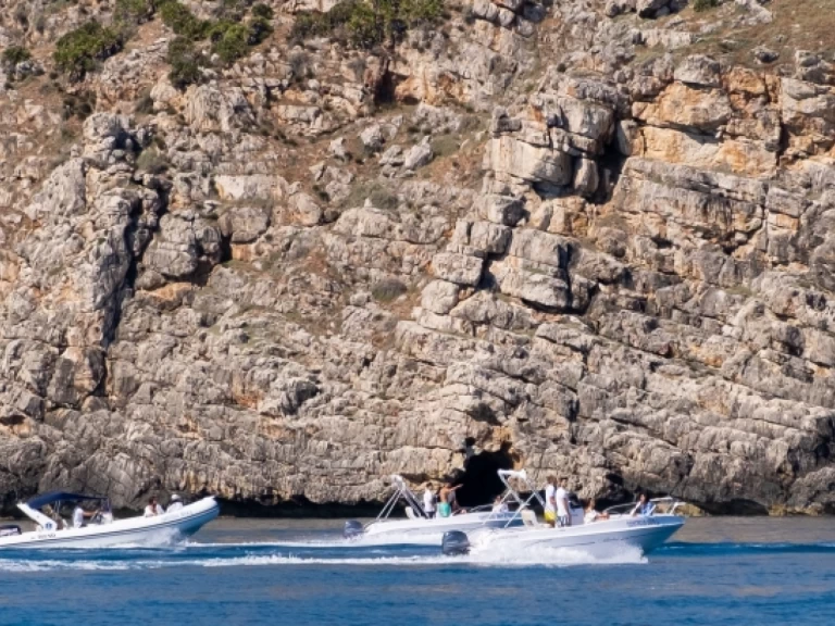 Hire Motorboat Gozzo with a boat licence