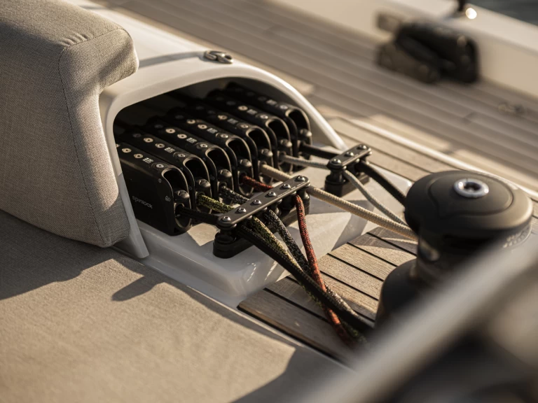 Sailboat to hire Lávrio at the best price