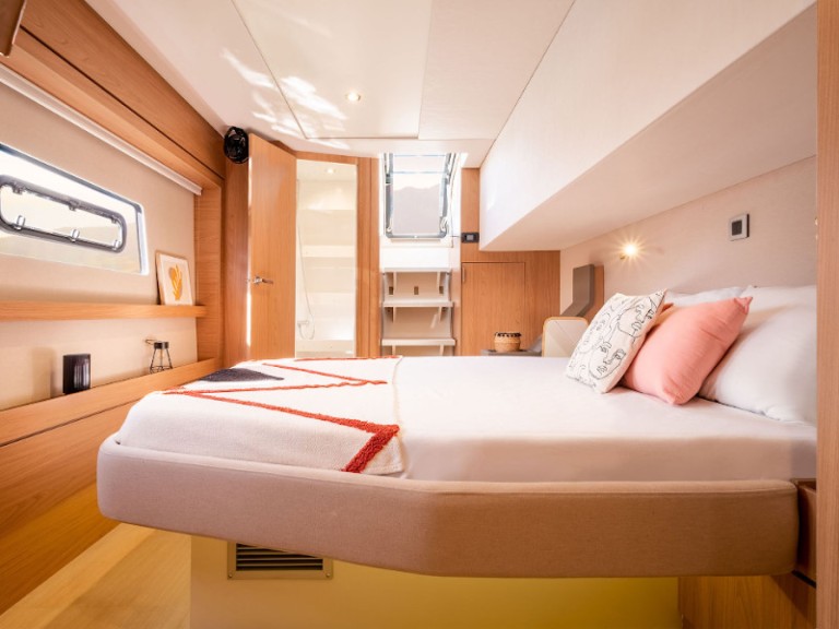 Catamaran to hire Lávrio at the best price