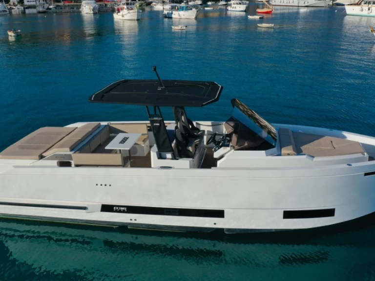 Hire Motorboat De Antonio with a boat licence