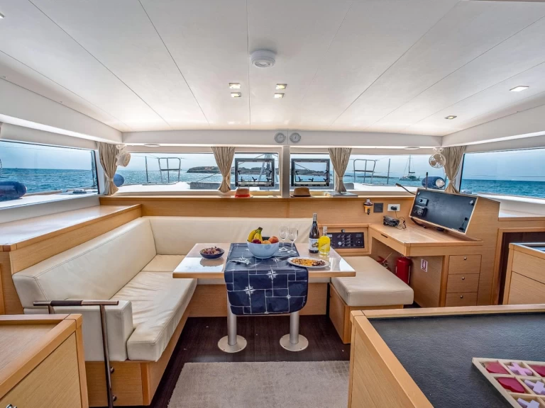 Catamaran hire in Ta' Xbiex - Lagoon Lagoon 40