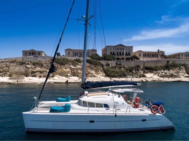 Yacht hire Sliema cheap Lagoon 410